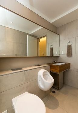 穩(wěn)重大氣日式風格110平米公寓衛(wèi)生間浴室柜裝修效果圖